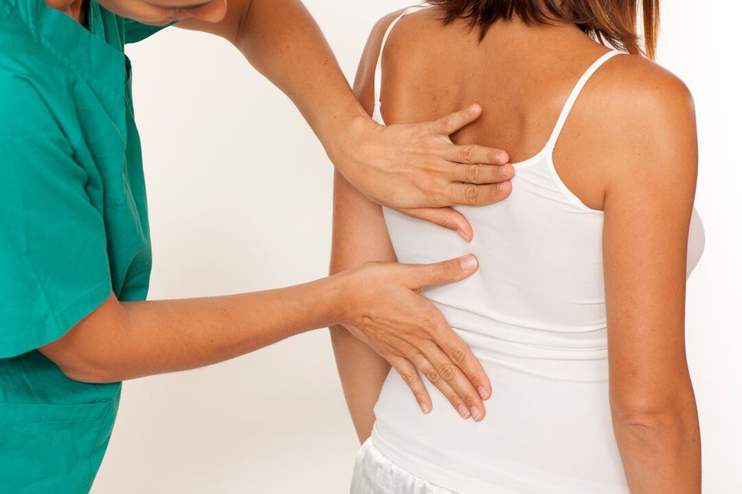 o médico examinará as costas para detectar dor de omóplato